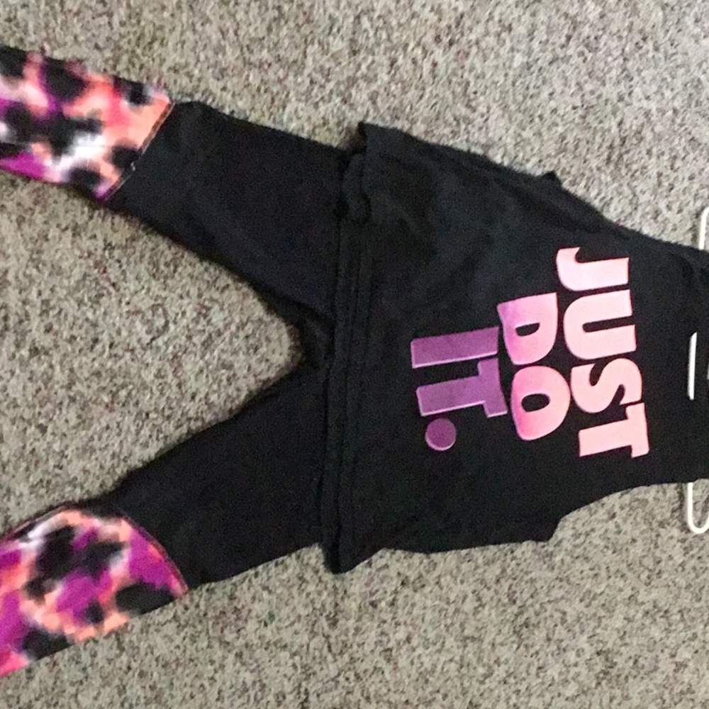 Women’s Nike top